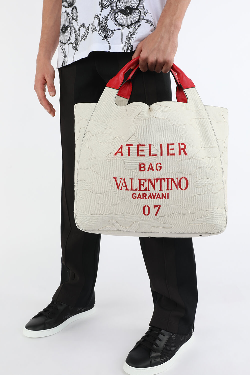 תמונת כל הלוק של תיק נשיאה בצבע טבעי